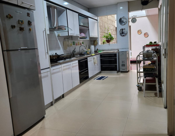 4. Jual Rumah Graha Famili Surabaya - Simbol Old Money, Privasi Elit & Investasi Prestise - yonathan chen konsultan bisnis dan properti surabaya
