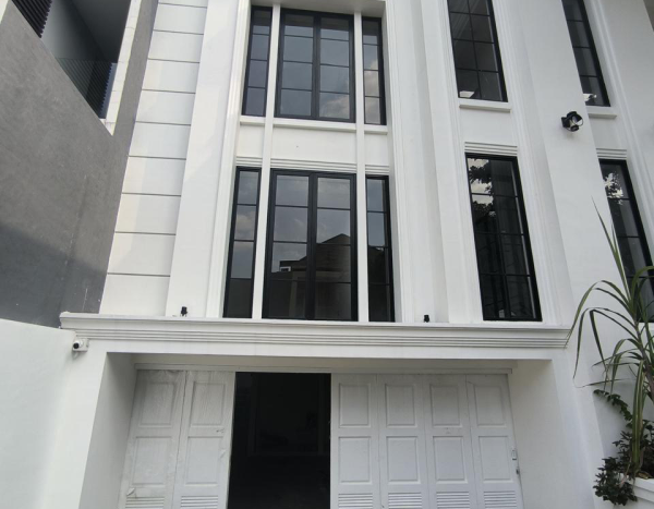 8. Dijual Rumah Graha Famili Surabaya Brand New Classic – Prestise & Investasi Blue-Chip - yonathan chen konsultan bisnis dan properti surabaya